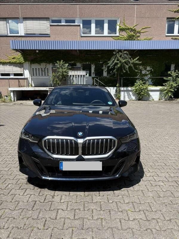 Blau Gebraucht 2024 BMW 520 Comfort Edition Limousine | 43.990 € (Superpreis) - Bild 1/4