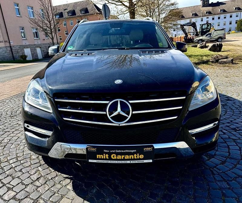 Gebraucht Mercedes ML250 204 PS (150 kW) 2012 Obsidianschwarz  metalliclack SUV