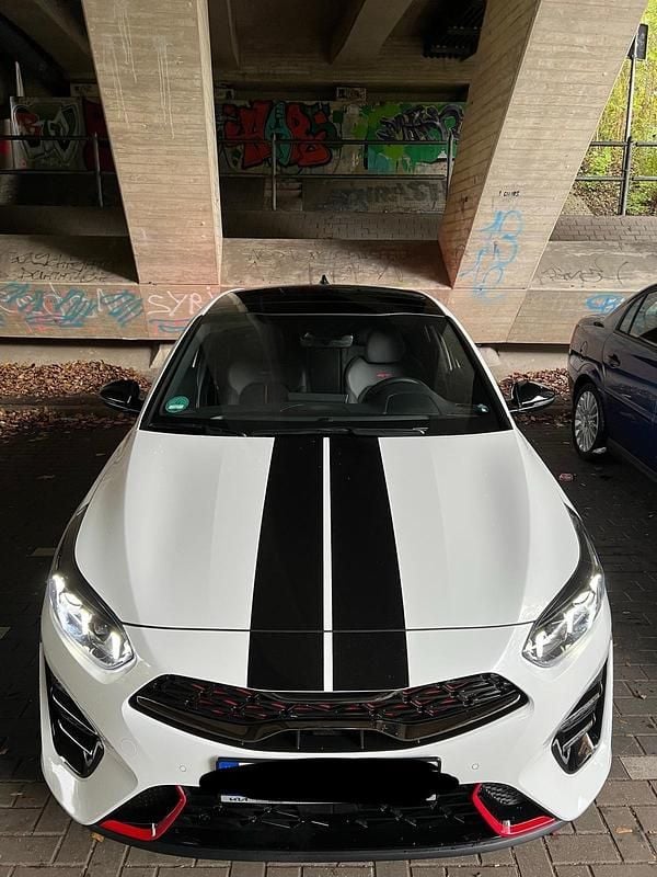 Weiß Gebraucht 2023 Kia ProCeed GT Kleinwagen | 28.000 € (Fairer Preis) - Bild 1/4