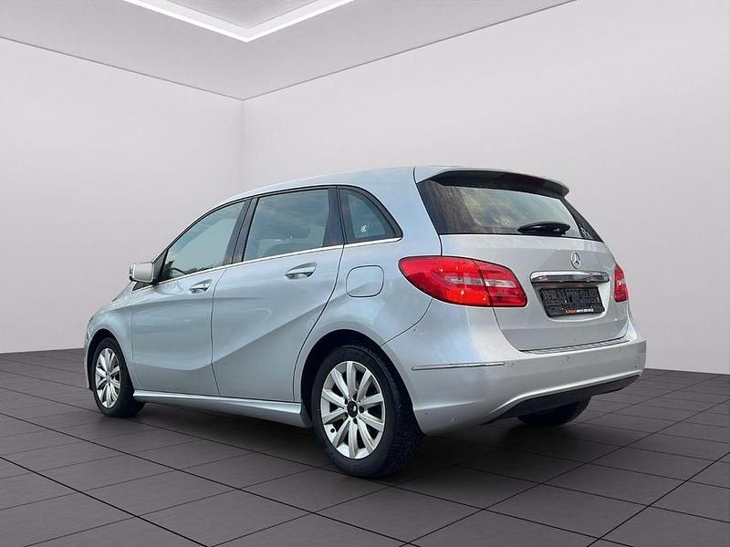 Gebraucht Mercedes B200 156 PS (114 kW) 2014 Silber Van / Kleinbus