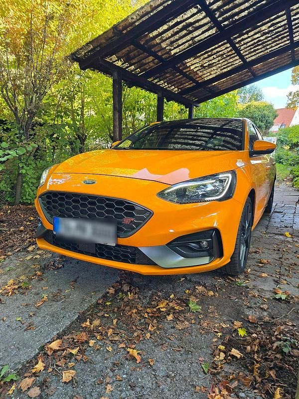 Orange Gebraucht 2020 Ford Focus Performance Edition Limousine | 22.999 € (Fairer Preis) - Bild 1/4