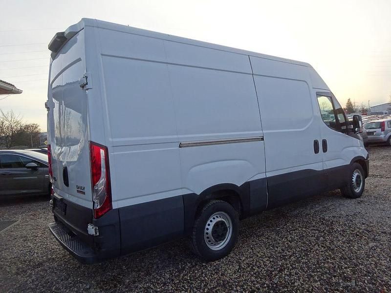 Gebraucht Iveco Daily 136 PS (100 kW) 2018 White ic 194 Limousine