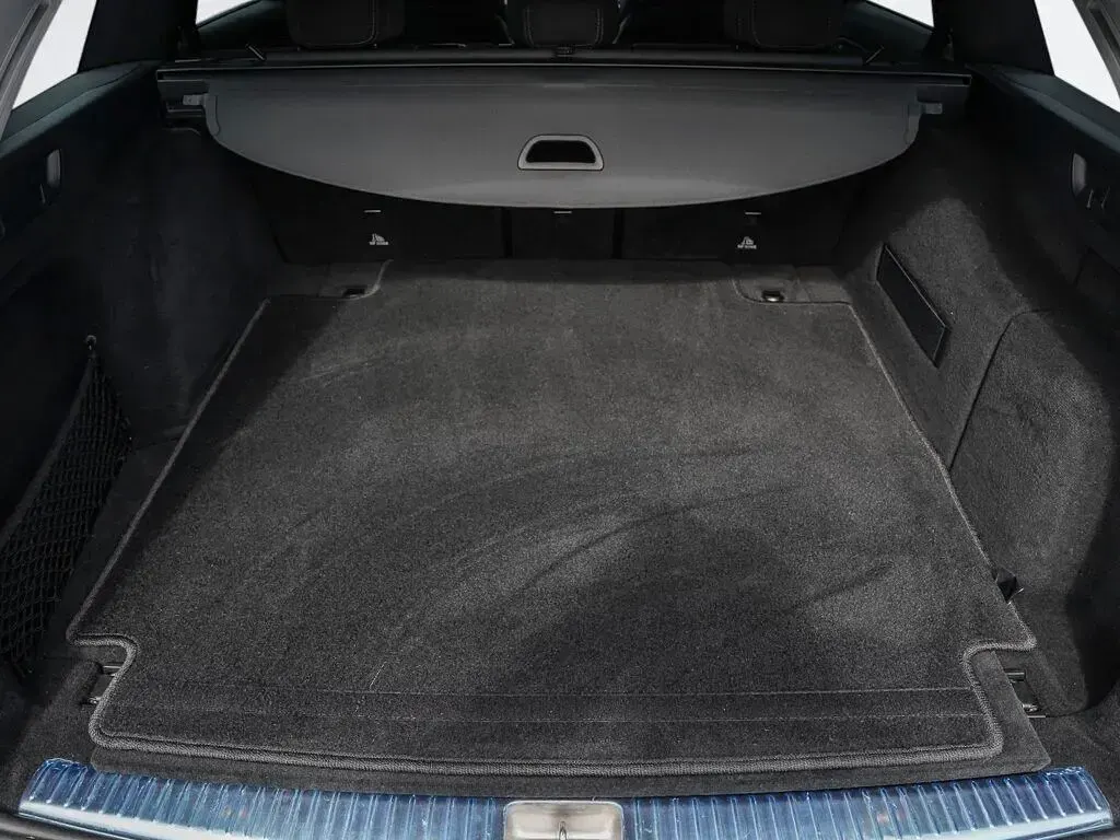 Gebraucht Mercedes E220 Avantgarde 272 PS (200 kW) 2023 Schwarz Limousine