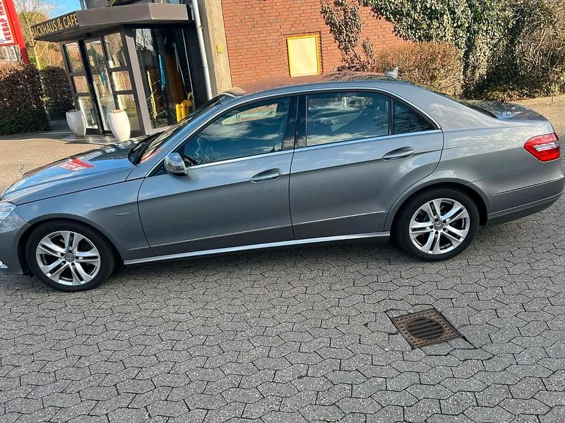 Grau Gebraucht 2011 Mercedes E200 Limousine | 10.900 € - Bild 1/4