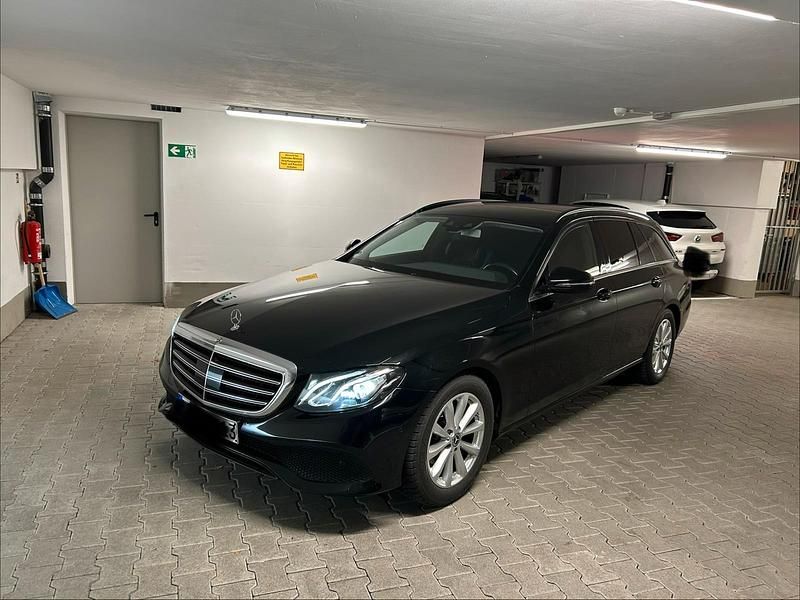 Schwarz Gebraucht 2019 Mercedes E220 Kombi | 25.400 € (Guter Preis) - Bild 1/4