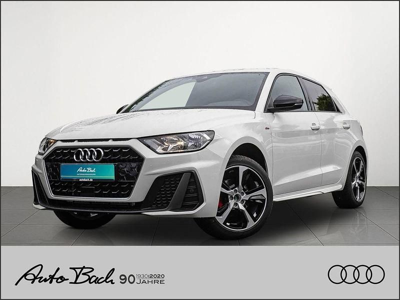 Weiß (cortinaweiß/mythosschwarz metallic) Neu 2025 Audi A1 Sportback S-Line Kleinwagen | 28.440 € (Fairer Preis) - Bild 1/4