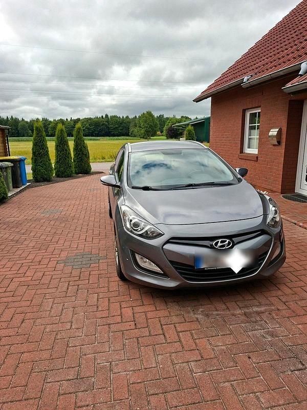 Grau Gebraucht 2014 Hyundai i30 Kombi | 7.890 € (Teuer) - Bild 1/4