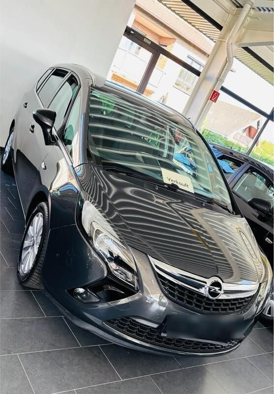 Grau Gebraucht 2016 Opel Zafira Van / Kleinbus | 15.500 € - Bild 1/4