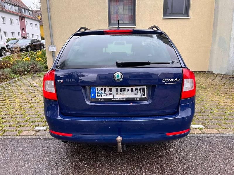 Gebraucht Skoda Octavia Ambition 140 PS (102 kW) 2012 Blau Kombi