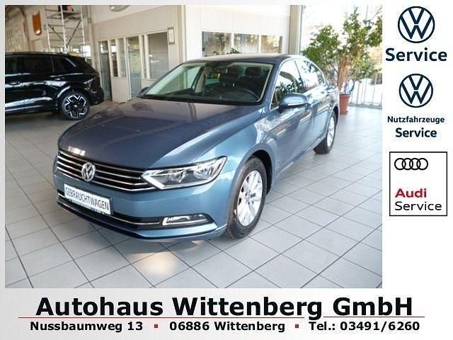 Blau Gebraucht 2016 VW Passat Comfortline Limousine | 11.749 € (Superpreis) - Bild 1/4