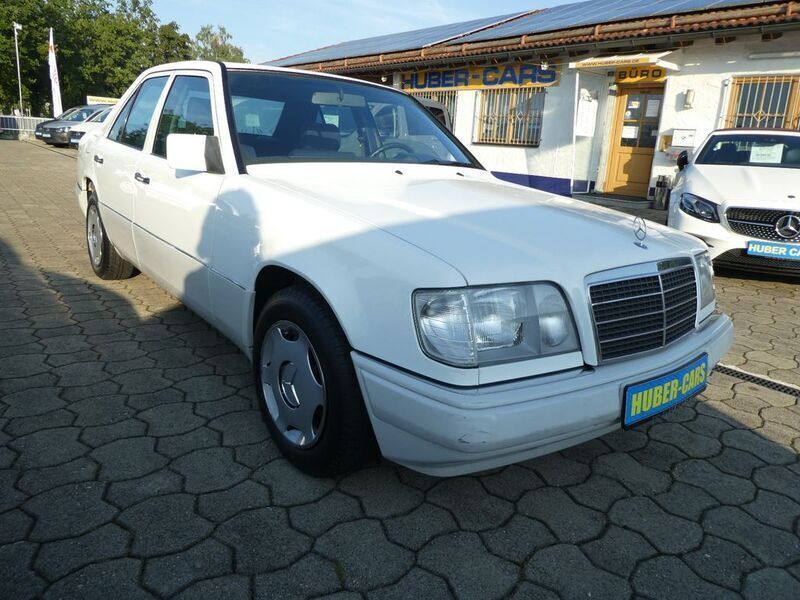 Weiß Gebraucht 1993 Mercedes E220 Limousine | 9.990 € - Bild 1/4