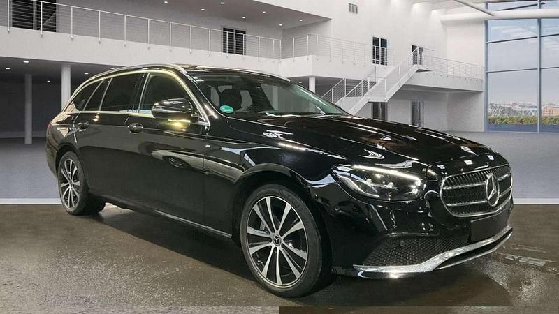 Gebraucht Mercedes E300 306 PS (225 kW) 2022 Schwarz/baltic black Kombi