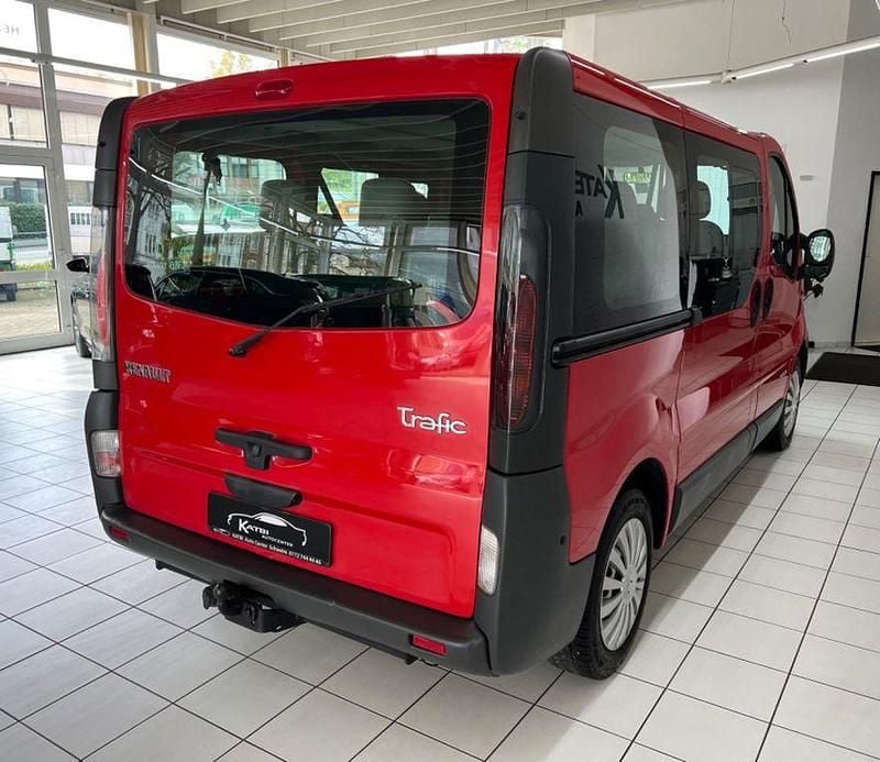 Second-hand Renault Trafic 101 CP (74 kW) 2004 Roșu Monovolum