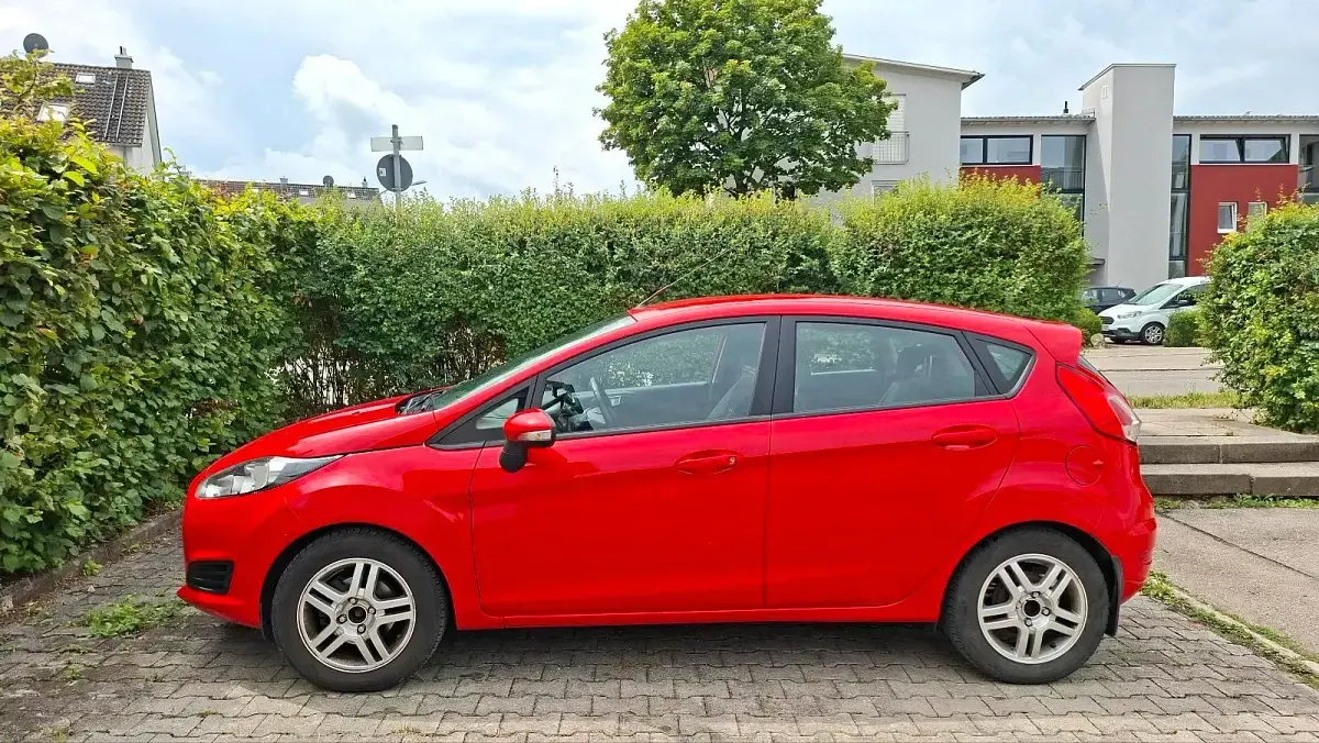 Gebraucht Ford Fiesta Trend 101 PS (74 kW) 2013 Rot Kleinwagen