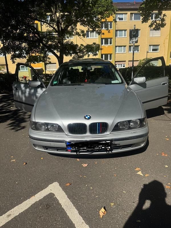 Grau Gebraucht 1999 BMW 523 Limousine | 4.950 € (Fairer Preis) - Bild 1/4