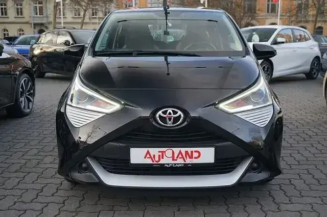 Second-hand Toyota Aygo 69 CP (50 kW) 2018 Negru Hatchback