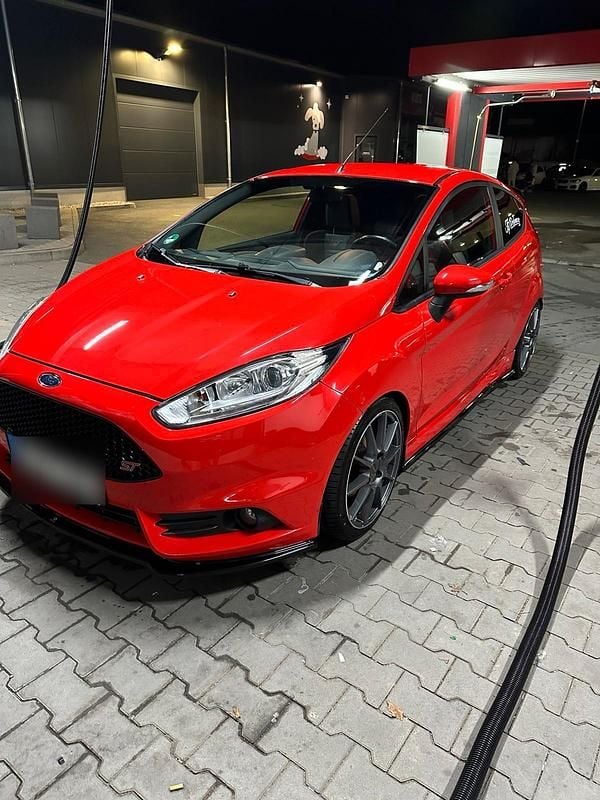 Rot Gebraucht 2014 Ford Fiesta ST Kleinwagen | 9.500 € (Etwas zu teuer) - Bild 1/4
