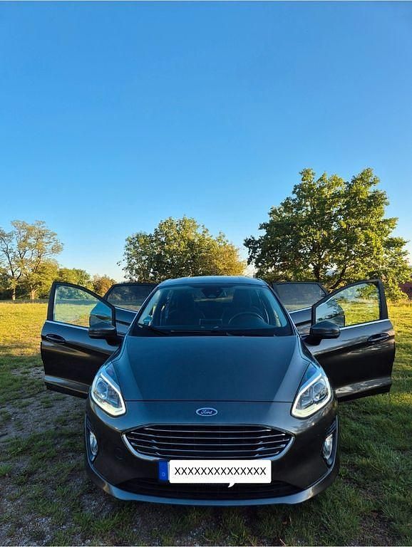 Grau Gebraucht 2017 Ford Fiesta Titanium Kleinwagen | 10.900 € (Fairer Preis) - Bild 1/4