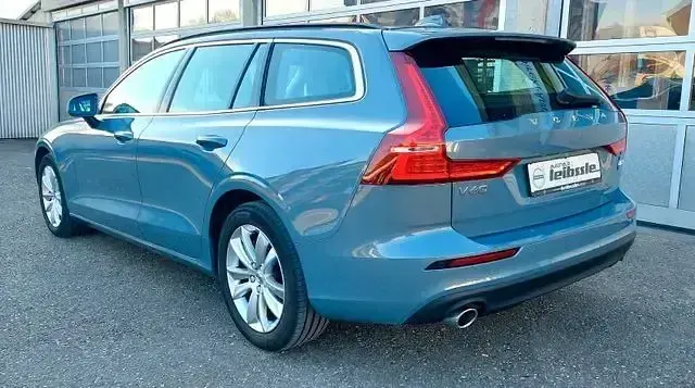Gebraucht Volvo V60 Momentum 197 PS (144 kW) 2021 Grau Kombi