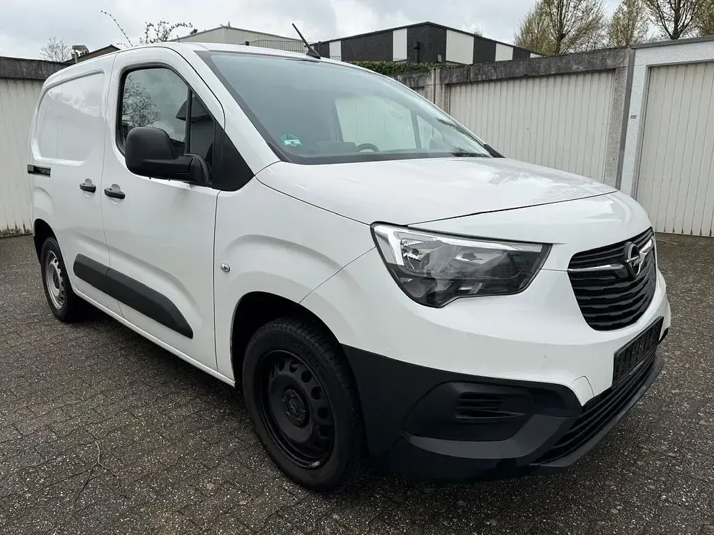 Używany Opel Combo Edition 131 KM (96 kW) 2021 Biały Minivan