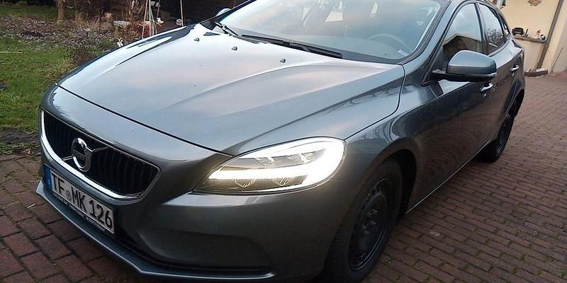 Grau Gebraucht 2019 Volvo V40 Momentum Limousine | 13.490 € (Guter Preis) - Bild 1/4