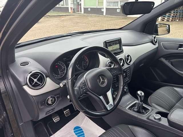 Gebraucht Mercedes B180 122 PS (89 kW) 2014 Schwarz Van / Kleinbus