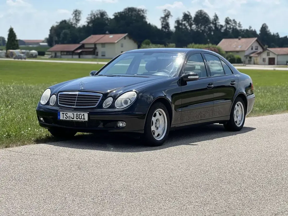 Gebraucht Mercedes E200 163 PS (119 kW) 2004 Obsidianschwarz  metalliclack Limousine