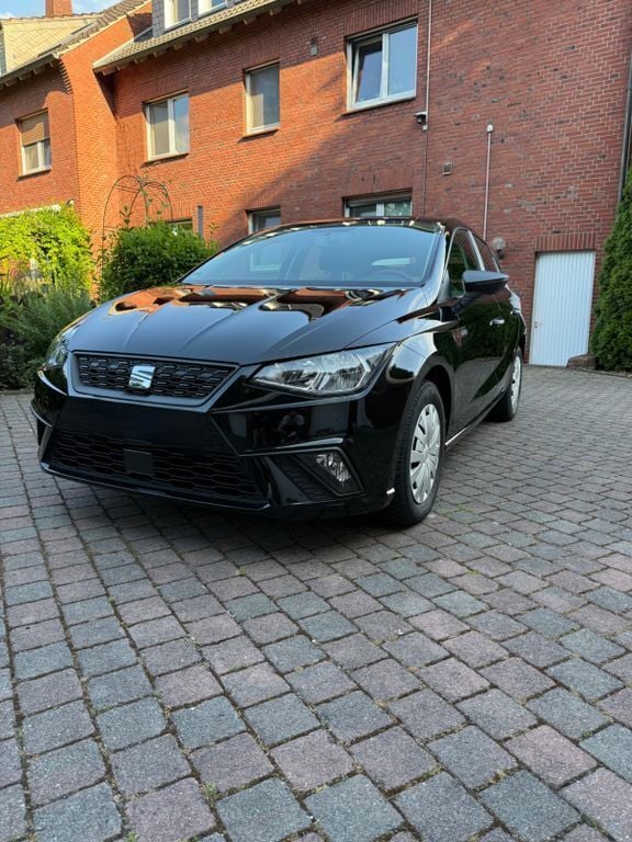 Schwarz Gebraucht 2021 Seat Ibiza Reference Limousine | 12.599 € (Superpreis) - Bild 1/4