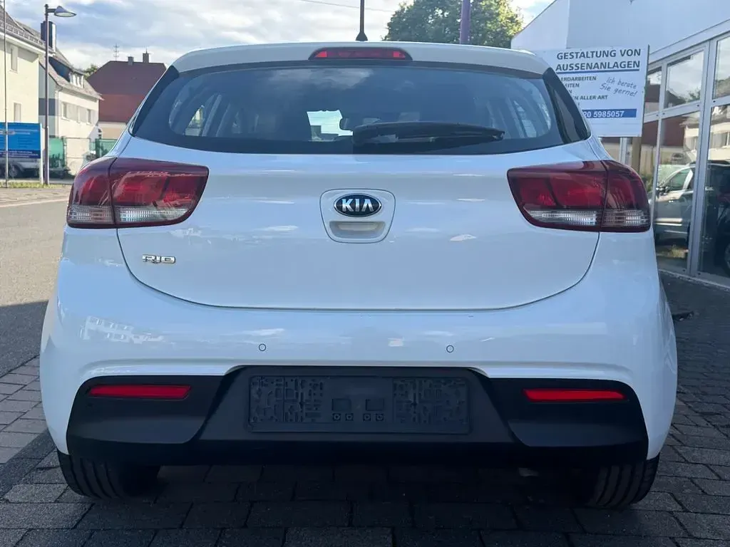 Gebraucht Kia Rio 101 PS (74 kW) 2021 Weiß Limousine