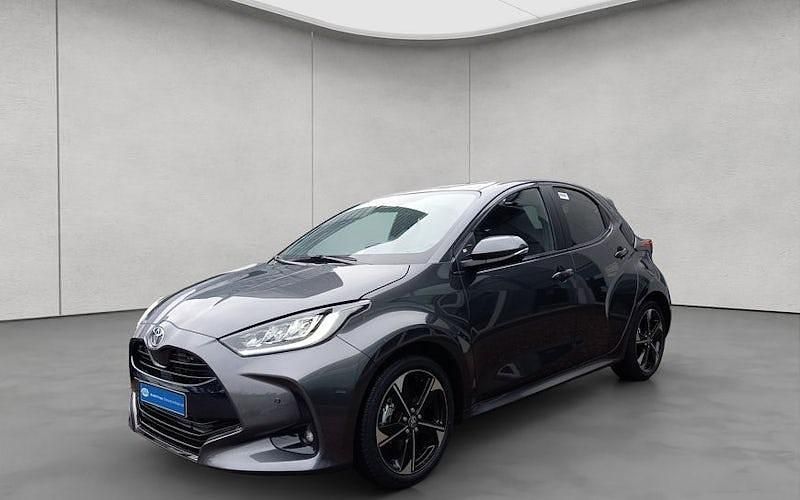 Neu Toyota Yaris Hybrid Style 131 PS (96 kW) 2025 Grau Limousine