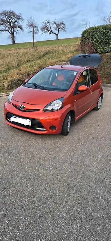 Orange Gebraucht 2012 Toyota Aygo Kleinwagen | 4.444 € (Etwas zu teuer) - Bild 1/4