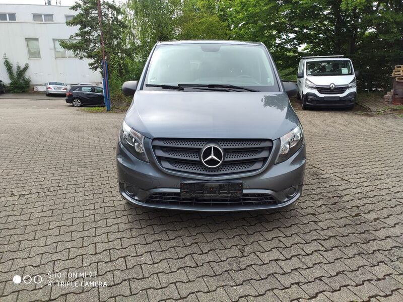 Grau Gebraucht 2018 Mercedes Vito Edition Van / Kleinbus | 32.900 € (Teuer) - Bild 1/4