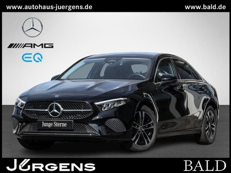 Schwarz night black Gebraucht 2024 Mercedes A200 Progressive Limousine | 30.680 € (Etwas zu teuer) - Bild 1/4