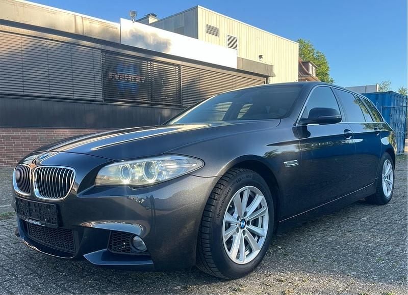 Grau Gebraucht 2015 BMW 520 M Sport Limousine | 10.900 € (Superpreis) - Bild 1/4