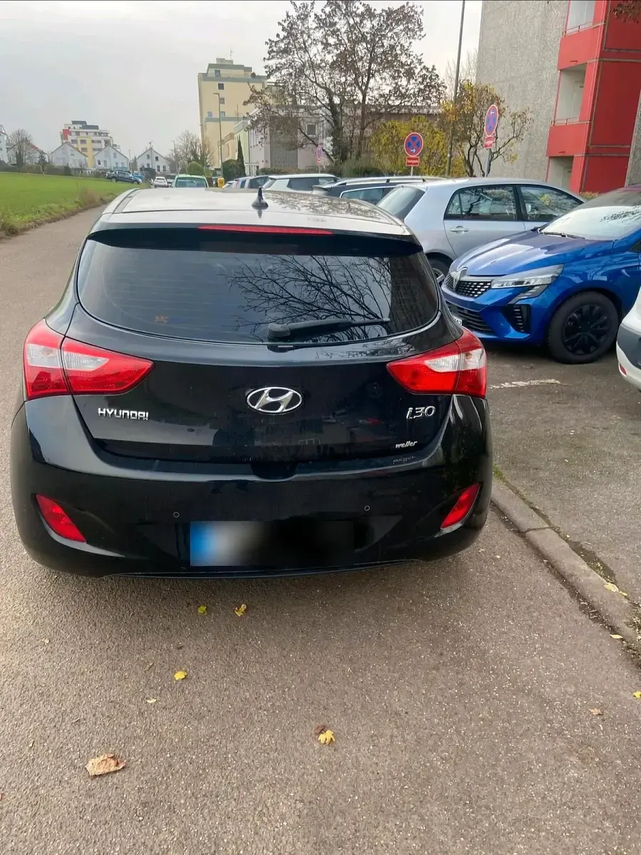 Gebraucht Hyundai i30 Style 99 PS (72 kW) 2012 Schwarz Kleinwagen