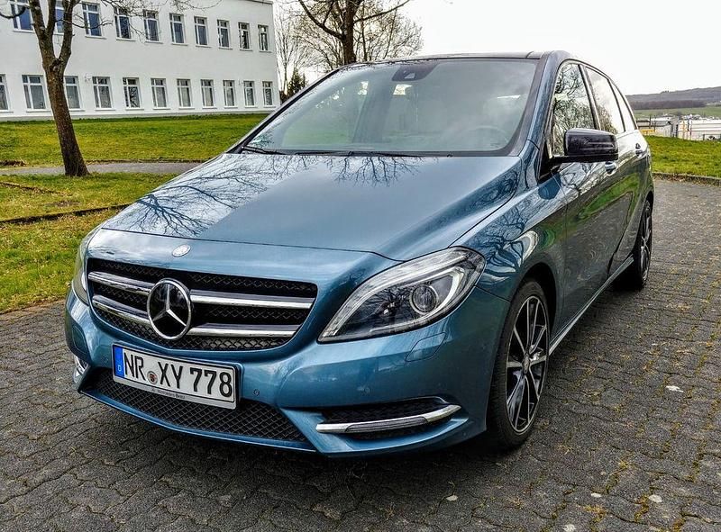Blau Gebraucht 2012 Mercedes B200 Van / Kleinbus | 9.700 € (Etwas zu teuer) - Bild 1/4