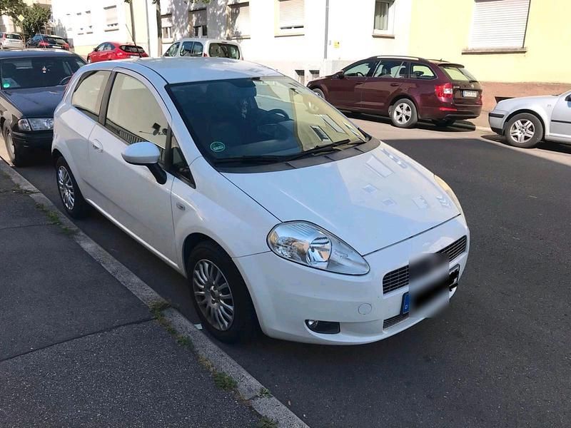Weiß Gebraucht 2009 Fiat Grande Punto Kleinwagen | 1.700 € (Fairer Preis) - Bild 1/4