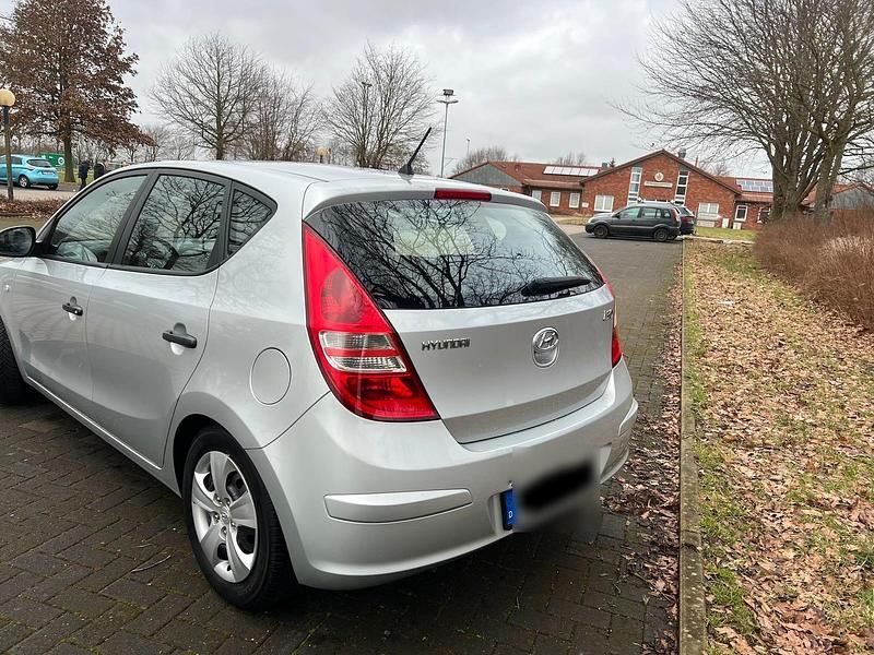 Gebraucht Hyundai i30 109 PS (80 kW) 2010 Silber Kleinwagen
