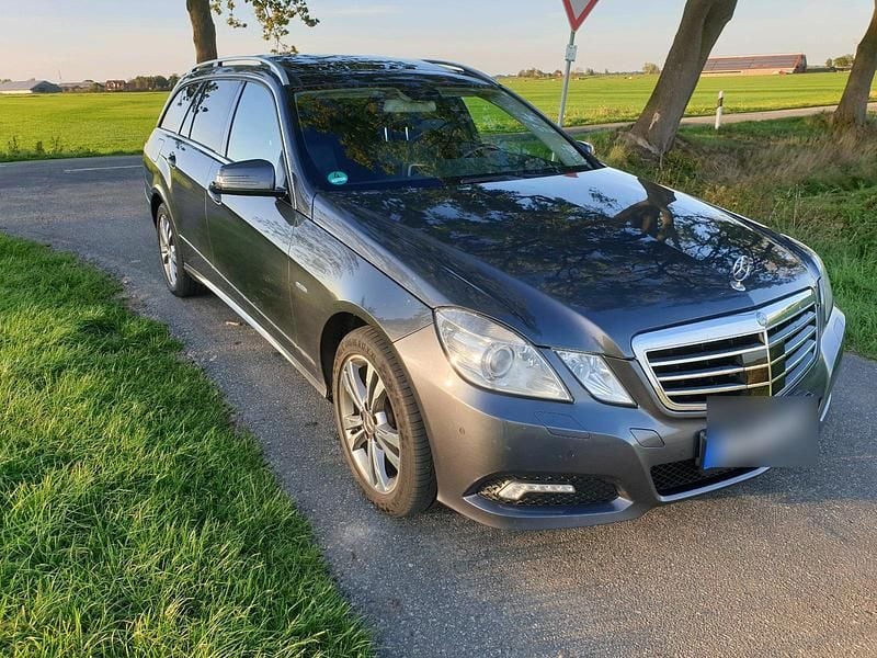 Grau Gebraucht 2025 Mercedes E350 Avantgarde Kombi | 6.900 € - Bild 1/4