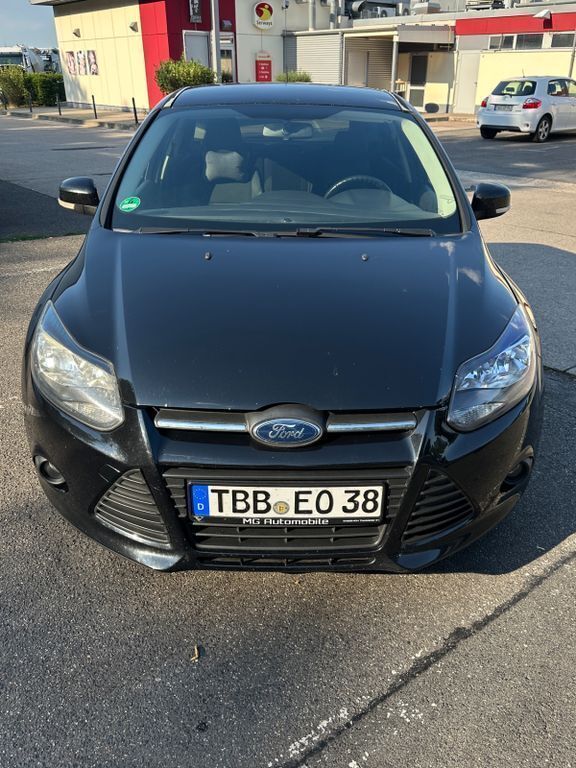 Schwarz Gebraucht 2012 Ford Focus Trend Limousine | 4.250 € (Fairer Preis) - Bild 1/4