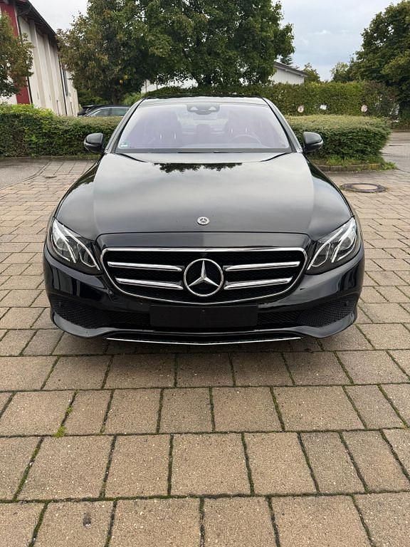 Schwarz Gebraucht 2020 Mercedes E220 Avantgarde Limousine | 29.990 € (Superpreis) - Bild 1/4