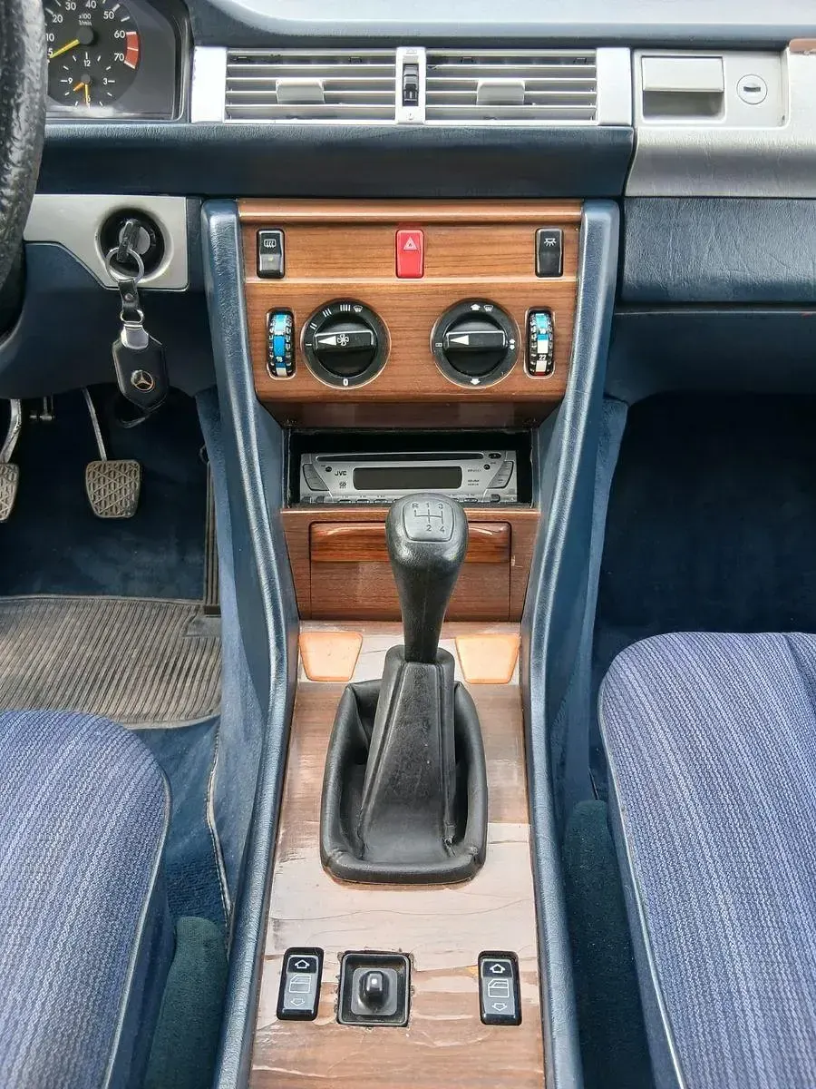 Gebraucht Mercedes E230 132 PS (97 kW) 1987 Silber Limousine