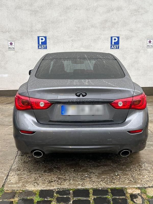 Grau Gebraucht 2015 Infiniti Q50 Premium Limousine | 13.000 € (Fairer Preis) - Bild 1/4