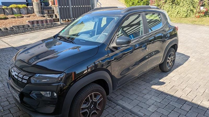 Schwarz Gebraucht 2023 Dacia Spring Essentiel Kleinwagen | 13.790 € (Fairer Preis) - Bild 1/4