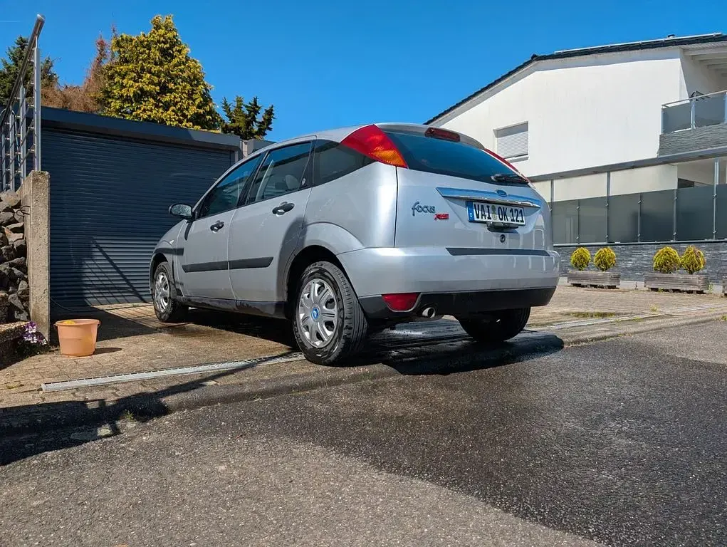 Gebraucht Ford Focus Ghia 116 PS (85 kW) 2000 Silber Limousine