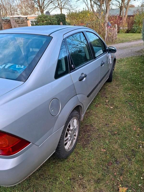 Grau Gebraucht 1999 Ford Focus Limousine | 1.100 € (Fairer Preis) - Bild 1/4