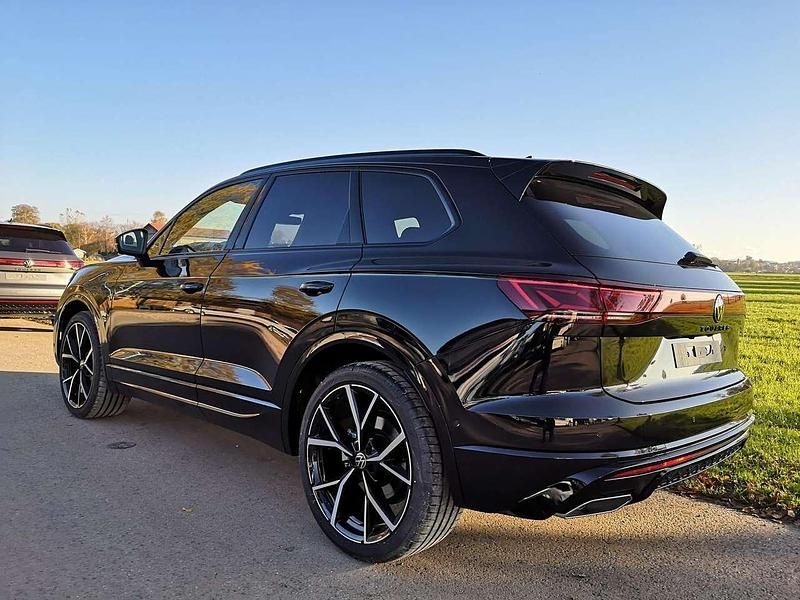 Neu VW Touareg R-line 330 PS (242 kW) 2025 Grenadillschwarz meta... SUV