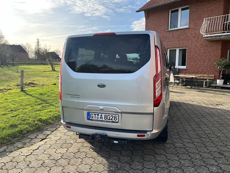 Gebraucht Ford Tourneo 131 PS (96 kW) 2017 Silber Van / Kleinbus