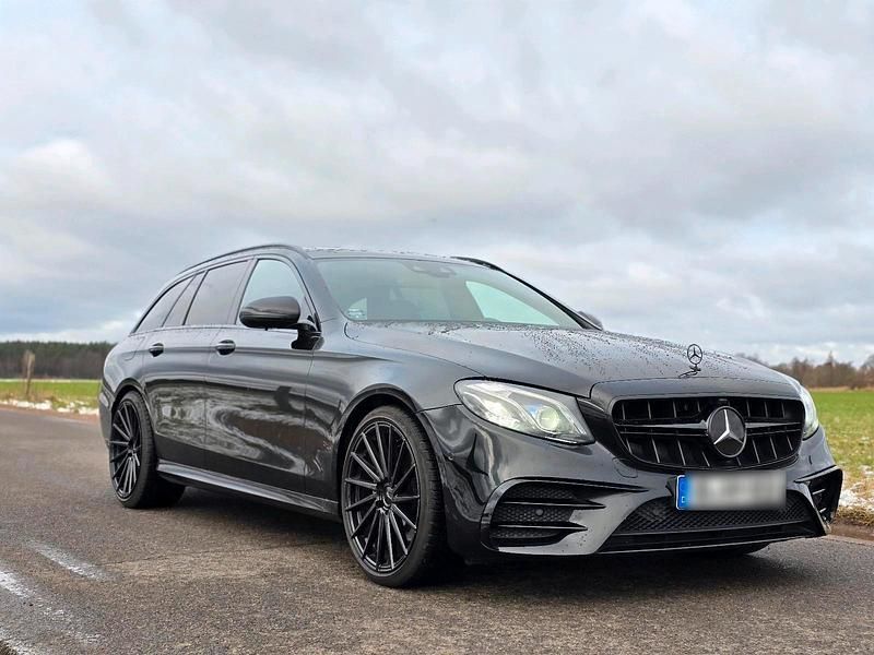 Schwarz Gebraucht 2016 Mercedes E220 AMG Kombi | 24.500 € - Bild 1/4
