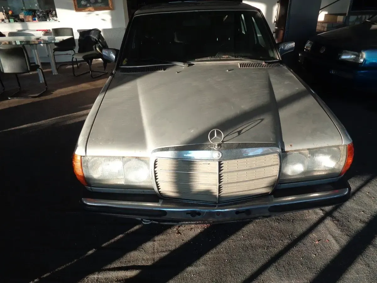 Gebraucht Mercedes E300 88 PS (64 kW) 1983 Silber Limousine